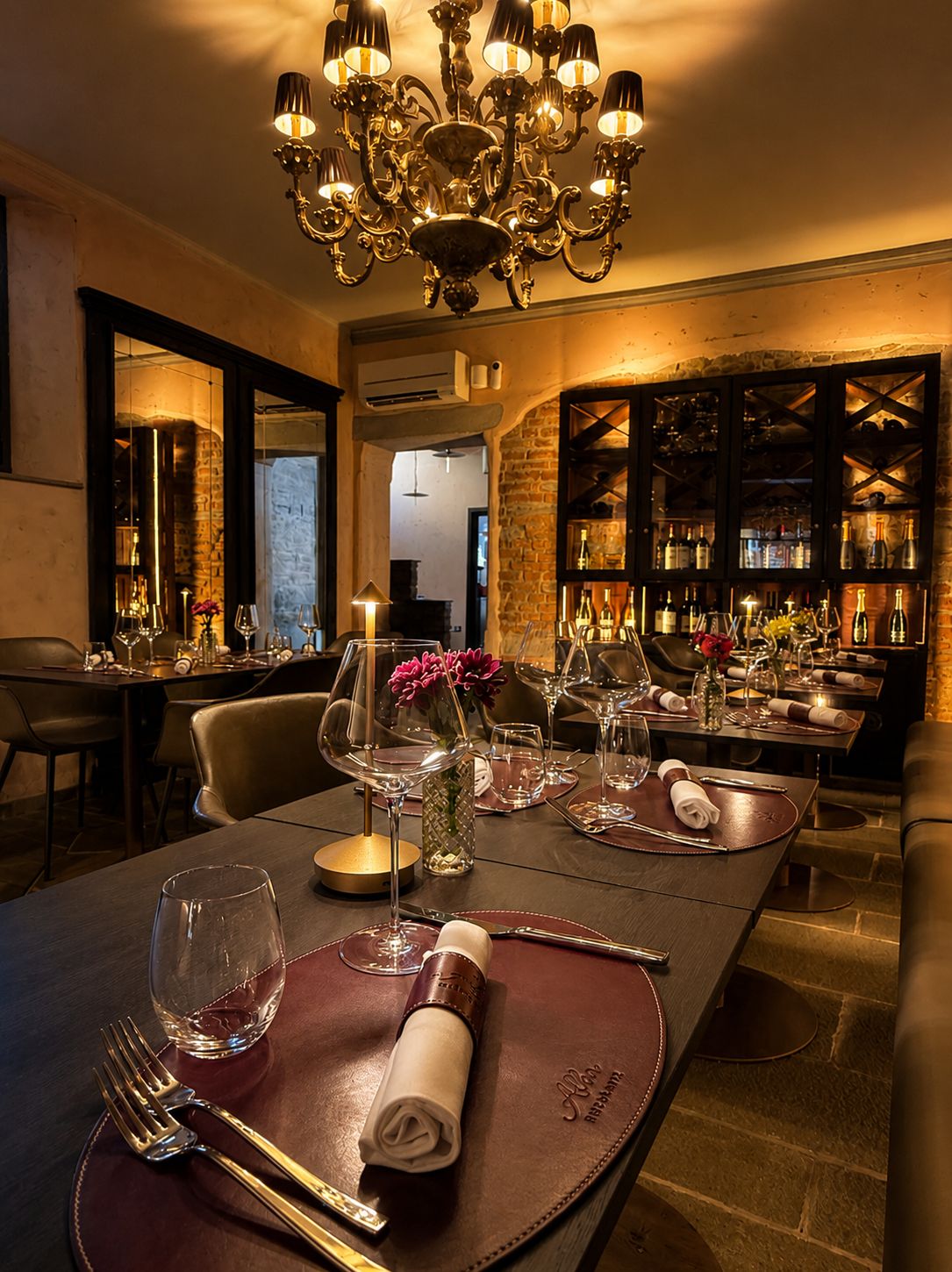 Sala principale con lampadario barocco e cantina vini — Alba Firenze