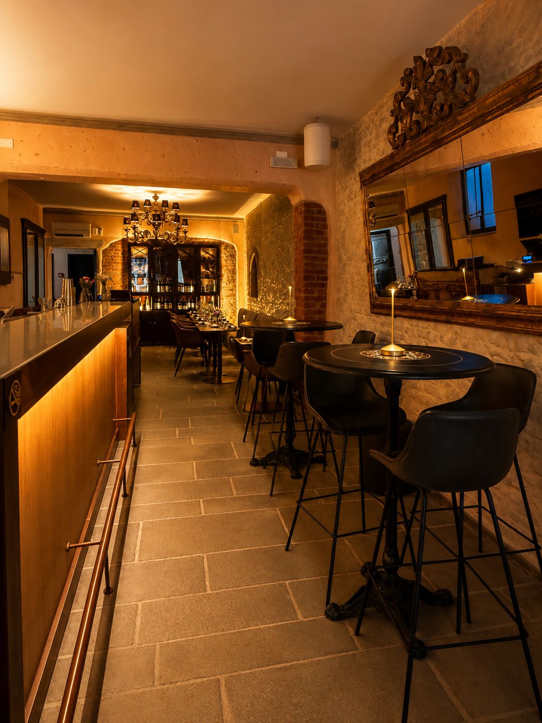 Lounge bar di Alba Firenze con bancone illuminato e sgabelli in pelle