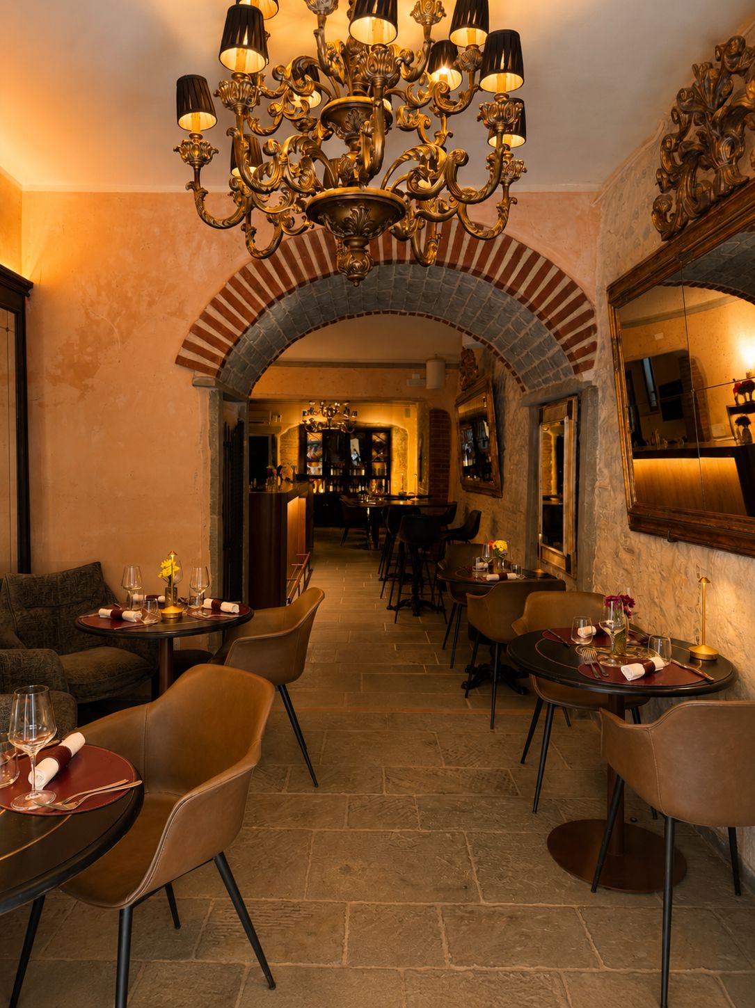 Sala con arco in mattoni e lampadario barocco — Alba Firenze