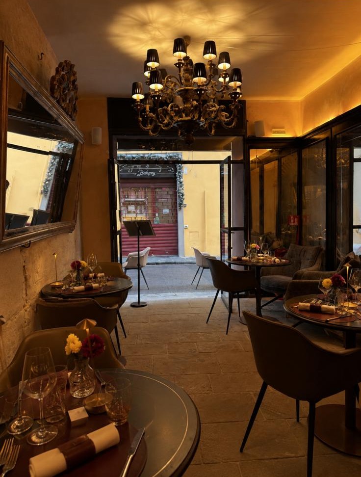 Sala interna affacciata sulla strada — Alba Firenze