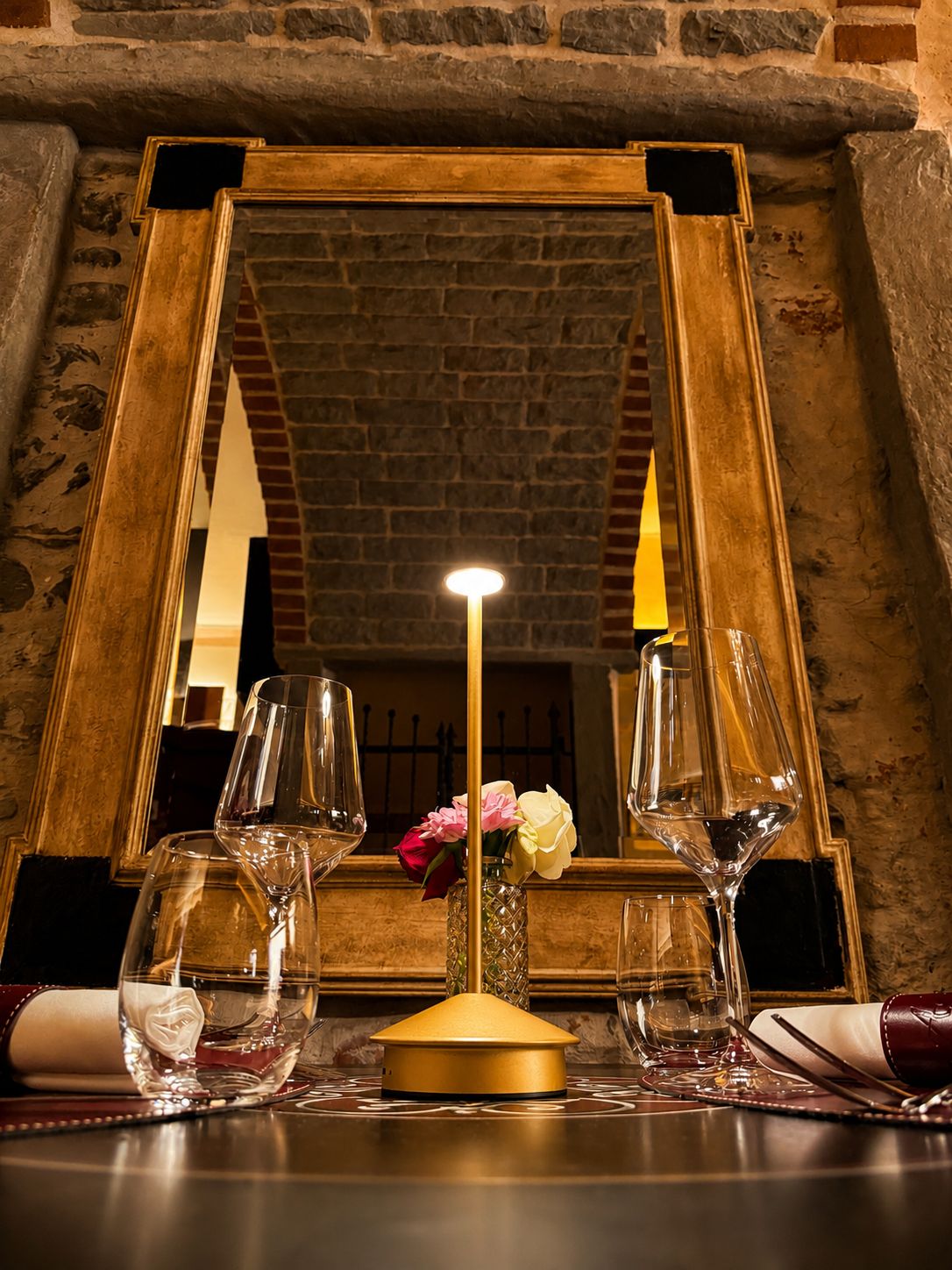 Tavolo apparecchiato con lampada dorata e specchio antico — Alba Firenze