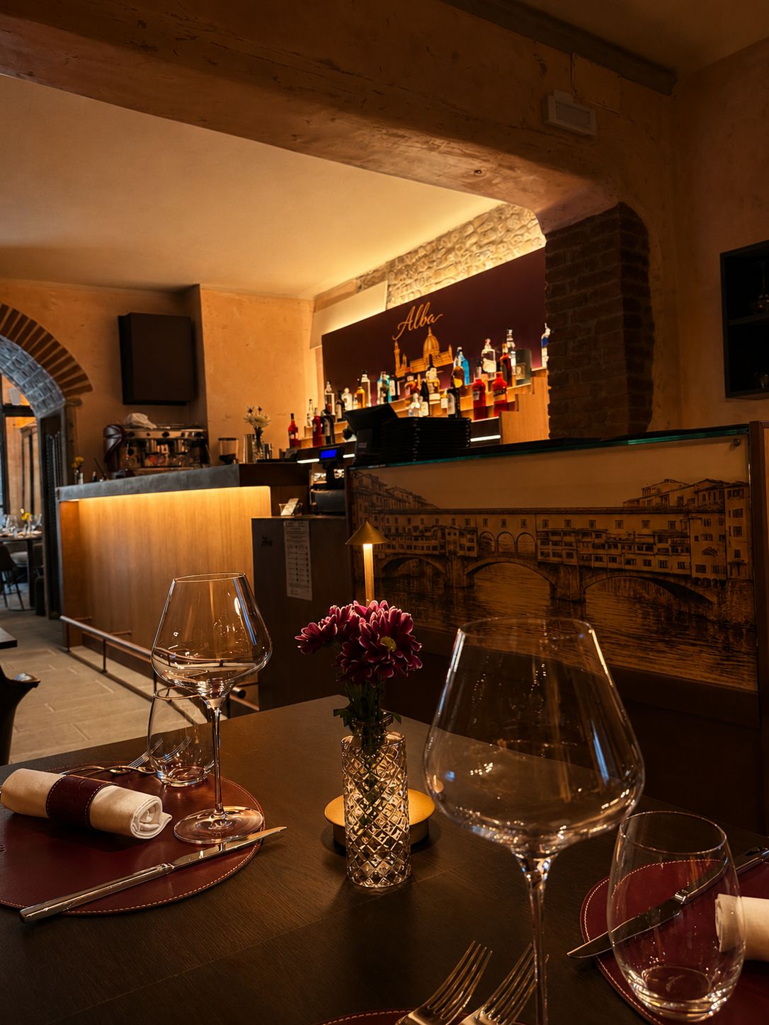 Vista interna verso il bar con quadro del Ponte Vecchio — Alba Firenze