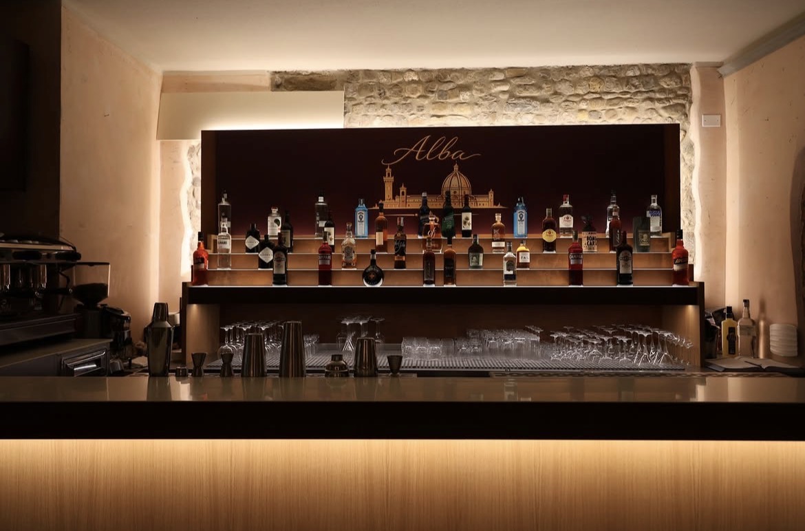Lounge Bar di Alba Firenze con bottiglie selezionate e skyline di Firenze illuminato